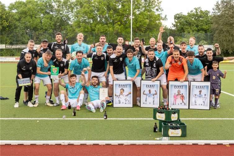 Freude pur beim VfB Linz nach der Ehrung zur Bezirksligameisterschaft 2023/2024. Fotos: Max Jäger