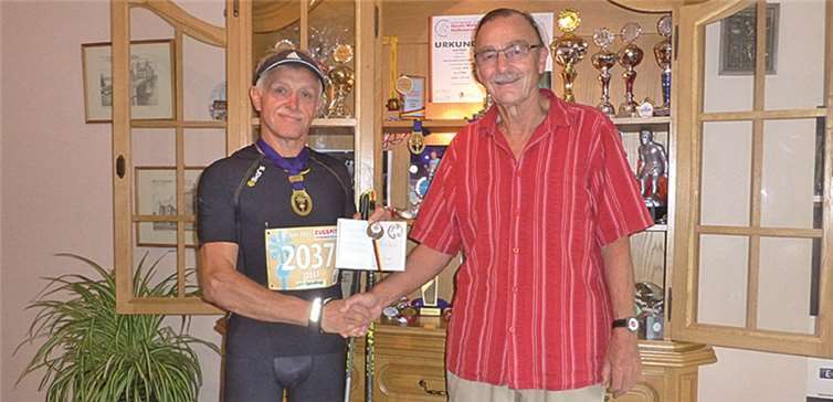 Freude strahlend nimmt Josef Weber Medaille und Urkunde in Empfang. privat