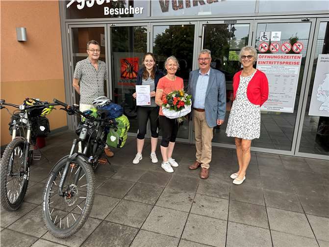 Freude über Jubiläumsgäste aus dem hohen Norden (von links): Helmut Koll, langjähriger Leiter Lava-Dome, Liesa und Regina Hinrichs, Stadtbürgermeister Hans Peter Ammel und Claudia Coyard, Leiterin Lava-Dome. Foto: VG-Verwaltung Mendig/Stefan Pauly