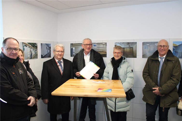 Freude über das neu eingeweihte Walporzheimer Sportheim bei, von links, Herbert Wiemer (Geschäftsführer Aufbau- und Entwicklungsgesellschaft Bad Neuenahr-Ahrweiler), Petra Lanzerath (Ortsvorsteherin Walporheim), Edgar Flohe (Vorsitzender SV Walporzheim), Bürgermeister Guido Orthen, Annette Sebastian (Vorsitzende SV Walporzheim) und Gregor Sebastian (ehemaliger Ortsvorsteher Walporzheim). Foto: DU