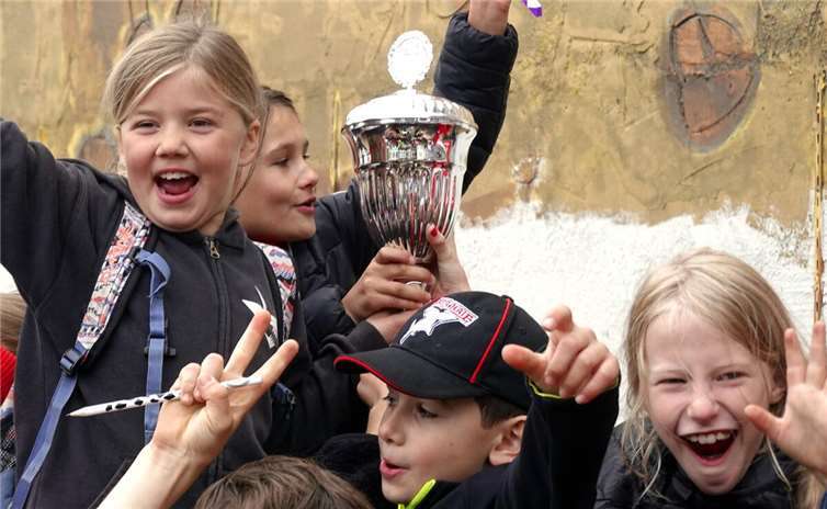 Freude über den Schulpokal. Foto: Rudolf Weichsel