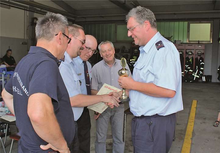 Freude über den Siegerpokal und die Urkunde. Martin Meyer von der FFW Lutzerath holte sich in Fahrerwertung Kategorie „B“ den Sieg.