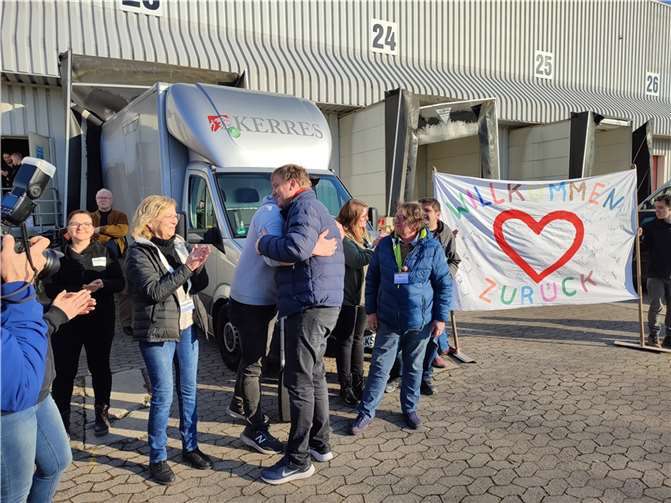 Freude über den erfolgreichen Hilfstransport.