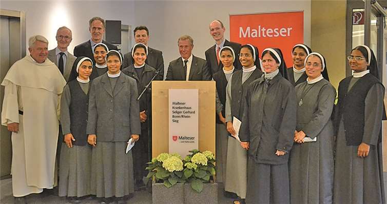 Freude über den neuen Schutzpatron des Krankenhauses, die neue Eingangshalle und den Einzug der Herz Jesu-Schwestern: Pater Victor Gisbertz (Krankenhausseelsorger), Karl Prinz zu Löwenstein (Vorsitzender der Geschäftsführung, Malteser Deutschland gGmbH), Dr. Erich Prinz von Lobkowicz (Präsident der Deutschen Assoziation des Souveränen Malteser Ritterordens), Dr. Franz Graf von Harnoncourt (Geschäftsführer Medizin und Pflege, Malteser Deutschland gGmbH), Walter Bors (Regionalgeschäftsführer), Philipp Freiherr von Loë (Kuratoriumsvorsitzender) (von links nach rechts) und die Herz Jesu Schwestern in der neuen Eingangshalle des Malteser Krankenhauses Seliger Gerhard. Privat