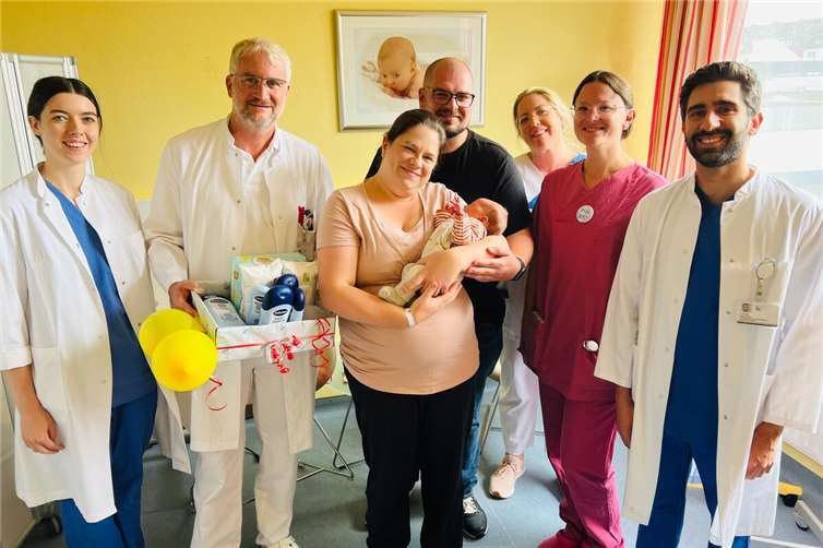 Freude über die 1000. Geburt im Kemperhof. Das Team um Chefarzt Dr. med. Arno Franzen gratuliert den Eltern Lara und Daniel Otto zur Geburt der kleinen Neah.  Foto: GK-Mittelrhein/Jutta Münch