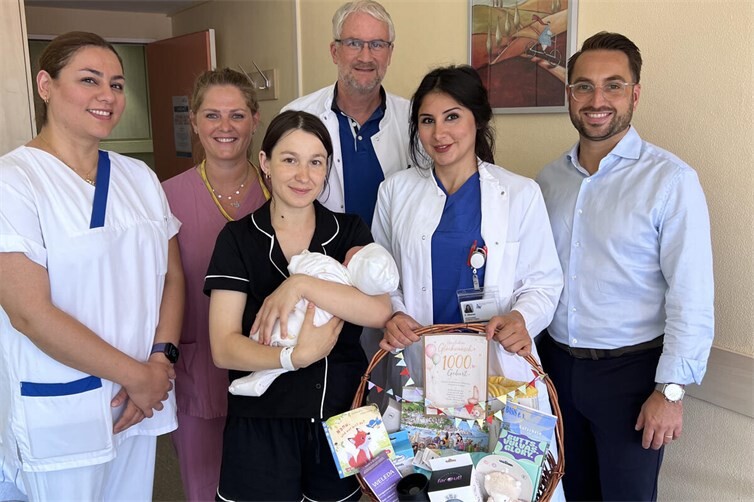Freude über die 1001. Geburt im Kemperhof (von links): Pflegefachfrau Sara Shahbaz, Hebamme Laura Böker, Chefarzt Dr. med. Arno Franzen, Assistenzärztin Dr. med. Zahraa Alkaram und der Kaufmännische Direktor des Kemperhofs, Jonas Wilbert, gratulieren Valeria Curosu zur Geburt des kleinen Mark.