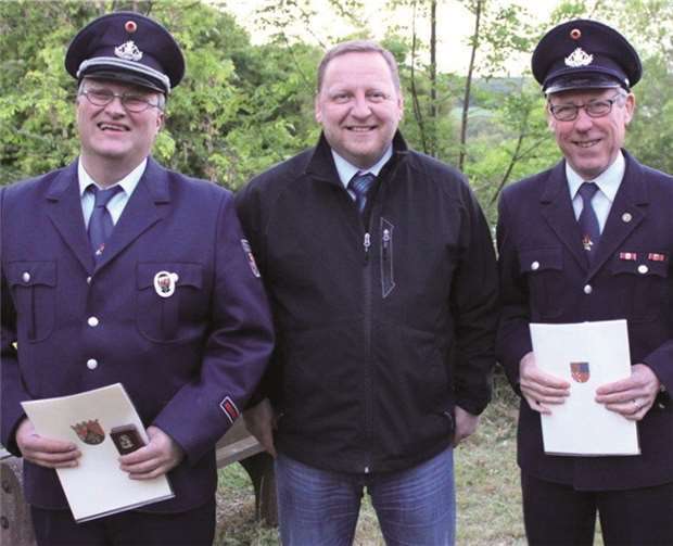 Freude über die Auszeichnungen und über das langjährige ehrenamtliche Engagement: Clemens Seifert, Ortbürgermeister Thorsten Kabuth und Robert Bell.privat