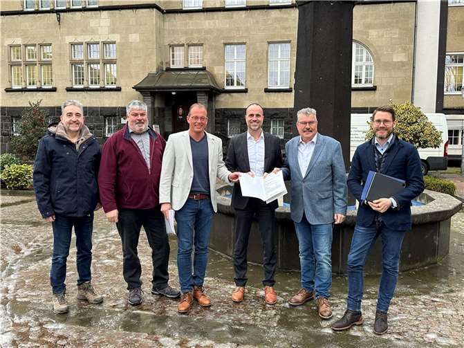 Freude über die Bewilligung der Städtebauförderung in Höhe von 90.000 Euro für private Modernisierungsmaßnahmen in der Mendiger Innenstadt (von links): Edgar Girolstein, Beigeordneter Stadt Mendig, Achim Grün, 1. Beigeordneter Stadt Mendig, Jörg Lempertz, Bürgermeister VG Mendig, Clemens Hoch, Wissenschafts- und Gesundheitsminister Rheinland-Pfalz, Hans Peter Ammel, Stadtbürgermeister Mendig, und Andreas Loeb, Bauamtsleiter VG-Verwaltung Mendig.  Foto: VG-Verwaltung Mendig/Stefan Pauly