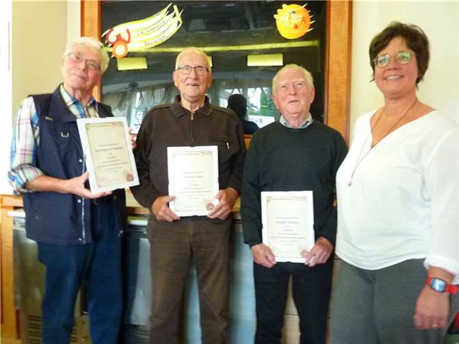Freude über die Ehrung bei (v.l.) Manfred Steinberg für 50-jährige, Alfred Zorn und Helmut Perske für 70-jährige Mitgliedschaft im Gesangverein Oberbieber durch die Vorsitzende Sabine Fleischer (r.)Foto: Hans Hartenfels