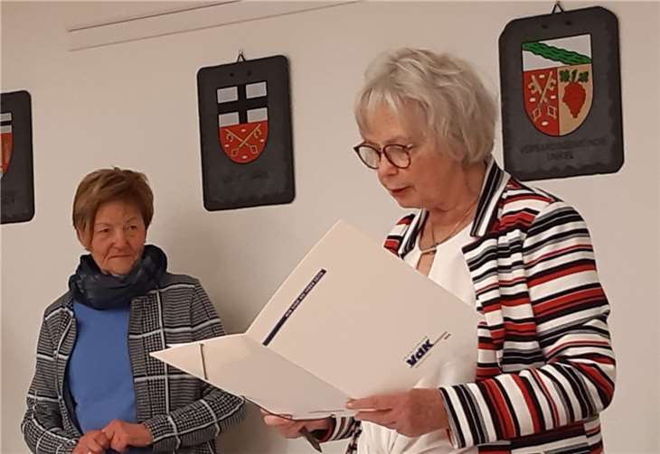 Freude über die Ehrung mit der silbernen Ehrennadel des VdK Landesverband Rheinland-Pfalz (l. Edith Kenn, r. Gisela Stahl).  Foto: A. Menden/VdK