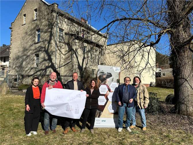 Freude über die Förderzusage für das „RegioHub“-Projekt in Rieden (von links): Lena-Marie Hackenbruch, Projektleiterin „RegioHub“ im Landkreis Mayen-Koblenz, Andreas Doll, Ortsbürgermeister Rieden, Jörg Lempertz, Bürgermeister VG Mendig, Nicole Haubrich, Architektin, Jürgen Zinken, Smart-Cities-Beauftragter VG Mendig, und Thomas Ternes, Bauamt VG-Verwaltung Mendig.  Foto: Stefan Pauly/VG-Verwaltung Mendig