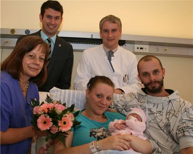 Freude über die Geburt von Mia Loreen: mit den stolzen Eltern Nicole und Rene Auberger aus Kobern-Gondorf freuen sich Chefarzt Dr. Arno Franzen, Hebamme Christine und der Stellvertretende Kaufmännische Direktor Achim Zenner. Foto: privat
