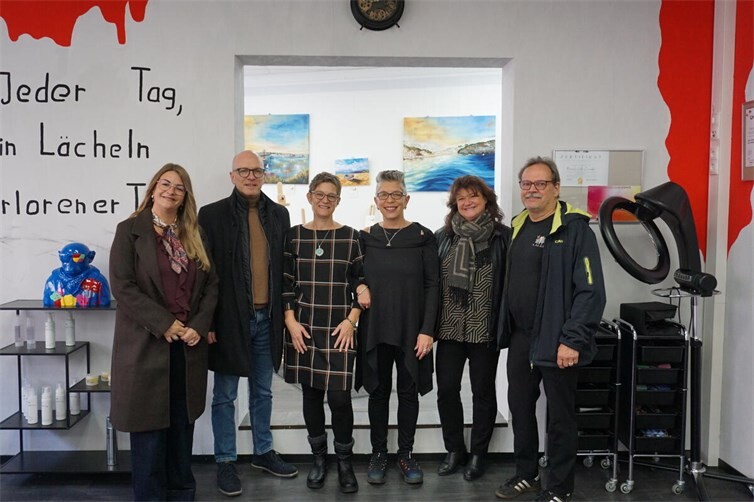 Freude über die Neueröffnung von „VolksSchnitt“ in der Koblener Straße 26. V.l.n.r.: Linda Greger (MY-Gemeinschaft), Oberbürgermeister Dirk Meid, Künstlerin Elisabeth Rechenbach, Inhaberin Manuela Volk-Zawadzki, Dagmar Luxem (Bereichsleitung Wirtschaft und Kultur) und Rolf Schneider (Brückengemeinschaft)