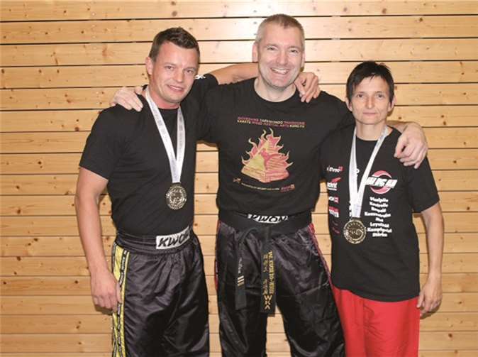 Freude über die Silbermedaille: Vitali Buller, Trainer Kai Höfer und Jeannine Pankok.privat