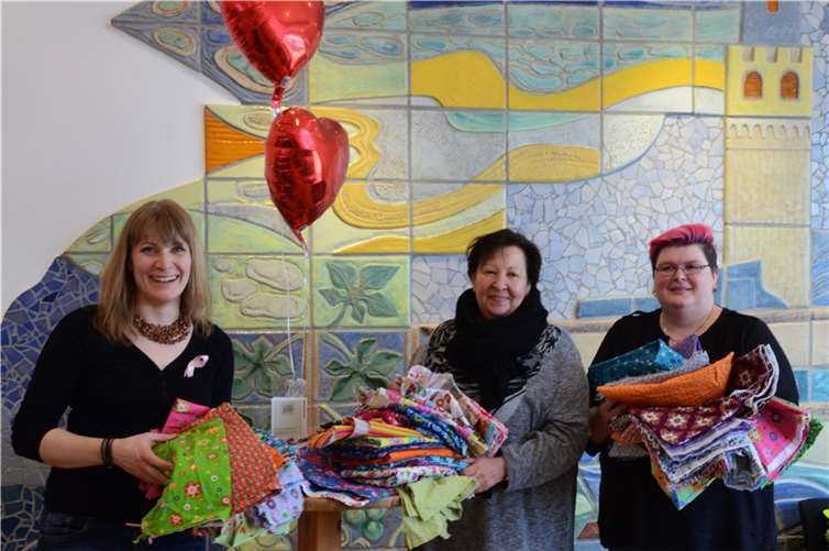 Freude über die Stoffspenden für neue Herzkissen.