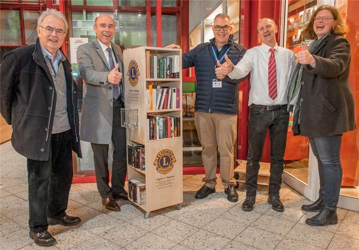 Freude über die Überreichung des Bücherregals.privat