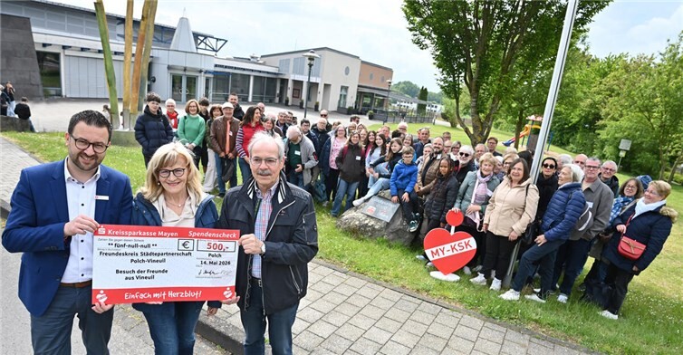 Freude über die Unterstützung der Kreissparkasse Mayen: KSK-Filialleiter Martin Steinsiek (links) überreichte einen symbolischen Spendenscheck über 500 Euro an den Freundeskreis Polch-Vineuil e. V. Im Bild mit der Vereinsvorsitzenden Monika Reck, dem Ersten Beigeordneten Robert Brand sowie den Gästen aus der französischen Partnerstadt Vineuil am Forum in Polch, kurz vor Abfahrt zum Ausflugsziel an die Marxburg