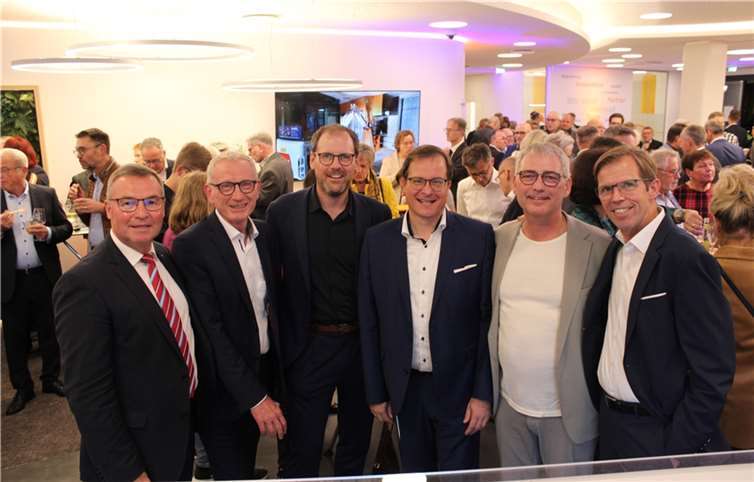 Freude über die Wiedereröffnung des Regionalmarktsitzes der VR Bank RheinAhrEifel eG in Bad Neuenahr bei von links Horst Gies (Kreisbeigeordneter), Bürgermeister Guido Orthen, Thomas Theisen (Direktor Regionalmarkt Ahr/Brohltal VR Bank RheinAhrEifel eG), Markus Müller (Vorstandsmitglied VR Bank RheinAhrEifel eG), Sascha Monschauer (Vorsitzender des Vorstands VR Bank RheinAhrEifel eG) und Michael C. Kuch (Vorstandsmitglied VR Bank RheinAhrEifel eG). Fotos: DU