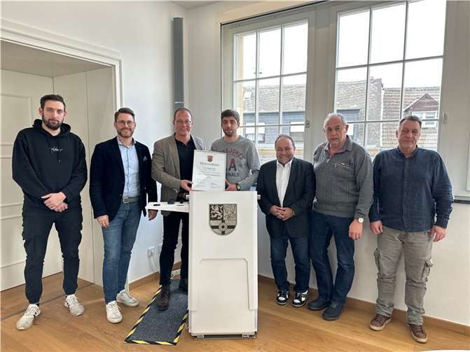 Freude über die bestandene Meisterprüfung (von links): Florian Rieser, Personalratsvorsitzender VG-Verwaltung Mendig, Andreas Loeb, Fachbereichsleiter Bauen, Wasser und Abwasser VG-Verwaltung Mendig, Jörg Lempertz, Bürgermeister VG Mendig, Philipp Wandel, Alfred Schomisch, Bürgermeister VG Vordereifel, Matthias Steffens, Werkleiter VG Vordereifel, und Heiko Kaiser, Betriebsleiter Zentralkläranlage Mendig.  Foto: VG Mendig