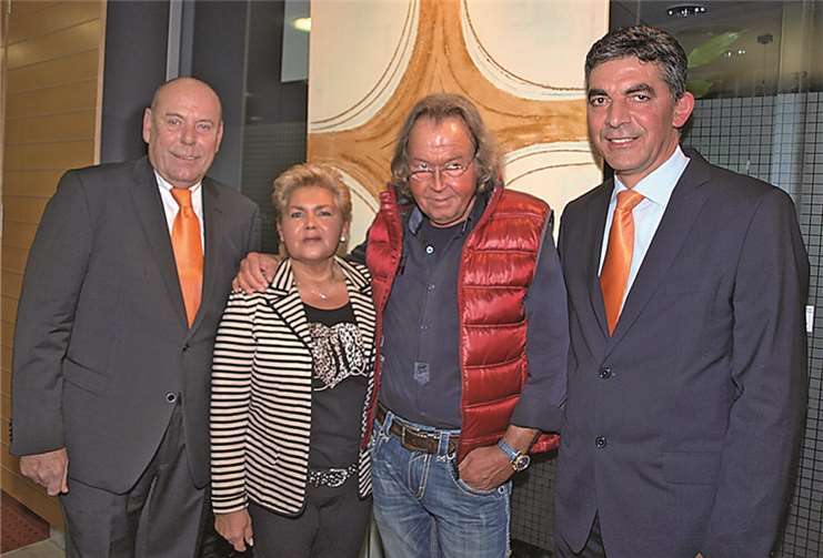 Freude über die gelungene Vernissage bei (v. l.) Theodor Winkelmann (Vorstandvorsitzender der Volksbank Koblenz Mittelrhein), der Ehefrau des Künstlers Beate Poeplau, Künstler Gerhard Poeplau und Walter Müller (Vorstand der Volksbank Koblenz Mittelrhein). US