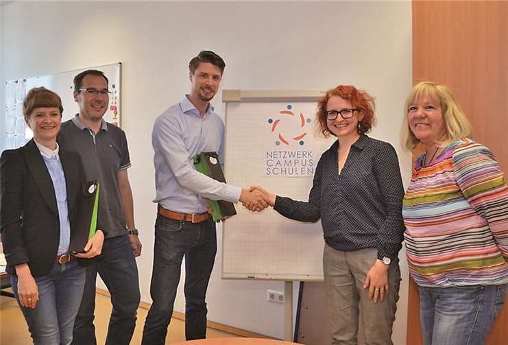 Freude über die gelungene Zusammenarbeit zwischen Schule und Uni (v.l.): Susanne Erlewein, Michael Wagner, Simon Fingerhut-Beisel, Dr. Lina Pilypaityte und Susanne Orths.privat