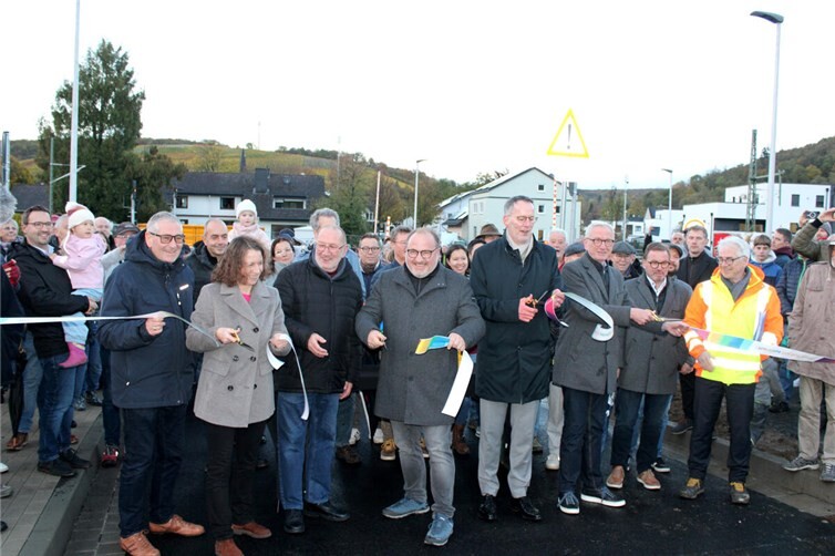 Erste wiederhergestellte Ahr-Brücke in Bad Neuenahr-Ahrweiler freigegeben Freude über die neue Heppinger Brücke, die erste final wiederhergestellte Ahr-Brücke der Kreisstadt bei, von links Bürgermeister Guido Orthen, RLP-Innenminister Michael Ebling, Patrick Tarrach (Ortsvorsteher Heppingen), Jürgen Saess (Ortsvorsteher Heimersheim) und Landrätin Cornelia Weigand.  Fotos: DU