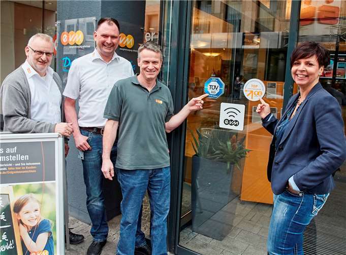 Freude über die neuen Auszeichnungen bei Sandra Schattner (re.) und ihren Mitarbeitern vor dem Kundenzentrum in Koblenz.evm/Ditscher
