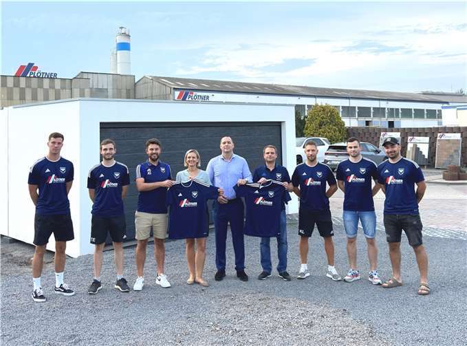 Freude über die neuen Trikots. Foto: privat