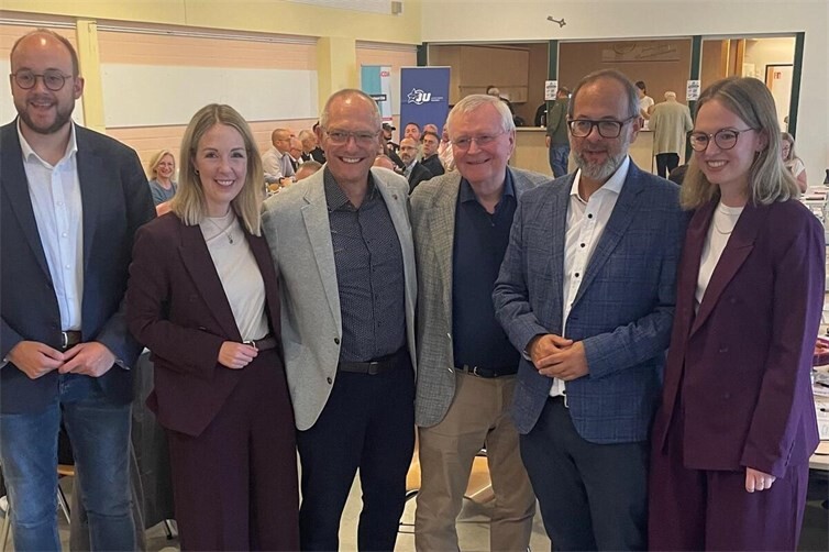 Freude über eine besondere Auszeichnung: Pierre Fischer, Ellen Demuth MdB, Jürgen Schmied MdL, Reiner Kilgen, Jan Petry und Kirsten Heumann (v. l. n. r.) beim CDU-Kreisparteitag in Neuwied. Im Mittelpunkt steht Reiner Kilgen, der zum Ehrenvorsitzenden des CDU-Kreisverbandes Neuwied gewählt wurde. 