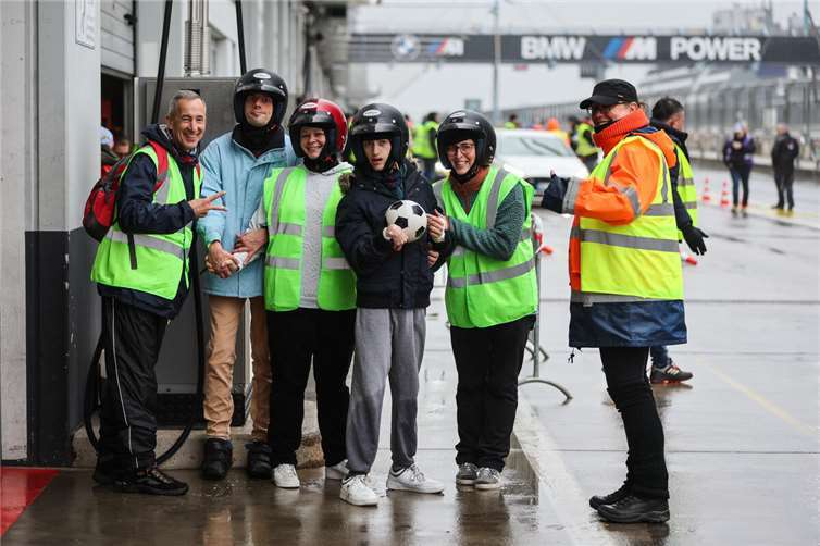 Freude über einen besonderen Tag am Nürburgring. Beim Race4Friends gab es rasante Taxi-Runden für 890 Menschen mit Beeinträchtigung.  Foto: Patrick Funk