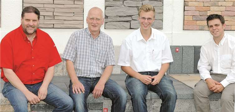 Freude über erfolgreiche Ausbildung (v.l.n.r.): Jörg Mertins, Klaus Seiwert, Marcel Sepkow und Markus Schell. BL