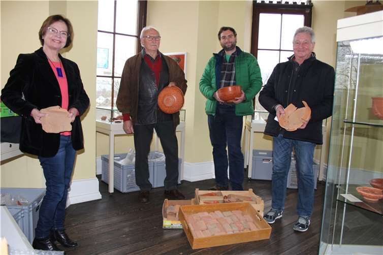 Freude über mehr Terra Sigillata: Agnes Menacher (v. r.), Manfred Gappe, Gabriel Heeren und Friedhelm Brandau.Fotos: HG