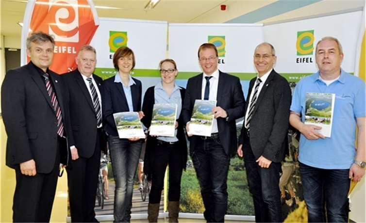 Freude über steigende Gästezahlen in der Ferienregion Laacher See: V.l.: Wolfgang Reh und Hibbo Tammena (Eifeltourismus GmbH), Sarah Radermacher, Annika Brinkmann, Jörg Lempertz, Armin Seiwert und Frank Neideck (Zweckverband Ferienregion Laacher See). Reiner Züll/pp/Agentur ProfiPress