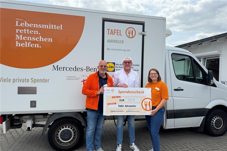 Freudenstrahlende Gesichter bei Laura Dedenbach, Olaf Wulf und Ralf Eggert.