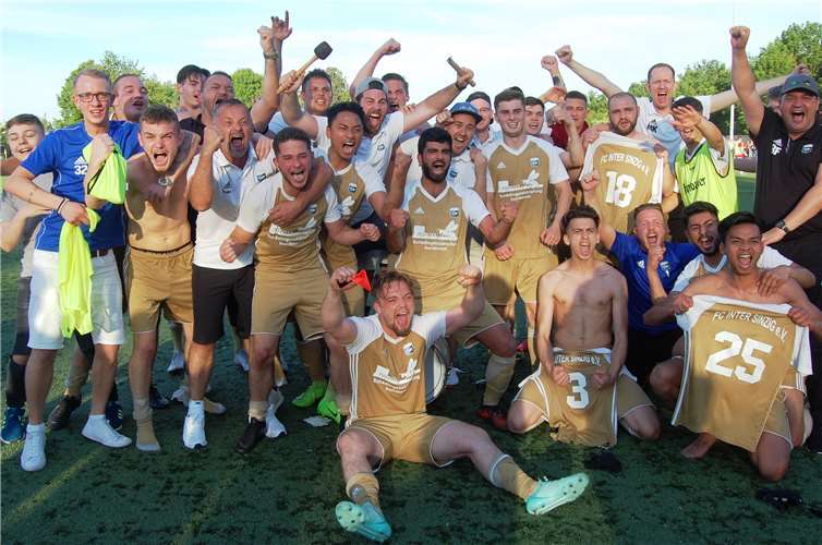 Freudentänze: Der FC Inter Sinzig feierte bereits den dritten Aufstieg innerhalb von vier Jahren.Fotos: SK