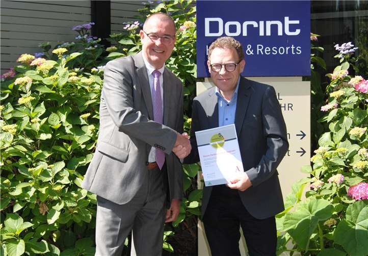 Freudestrahlend konnte Hoteldirektor Ben Lambers jetzt aus der Hand von Heinz Schönewald die für drei Jahre gültige Urkunde entgegennehmen. Foto: Dorint Hotels & Resorts