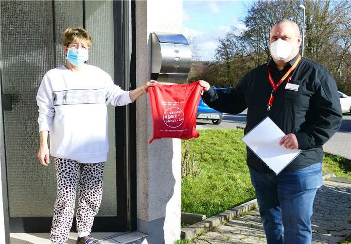 Freudestrahlend nahm Petra M. (Name geändert) energiesparende Soforthilfen aus den Händen von Caritas-Mitarbeiter Thomas Gay in Empfang.Quellen: Caritasverband Koblenz e.V.