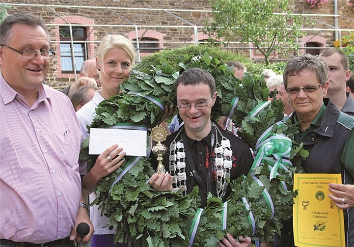 Freudestrahlend nahm der neue Schützenkönig Pokal, Urkunde und Siegerkranz entgegen. privat