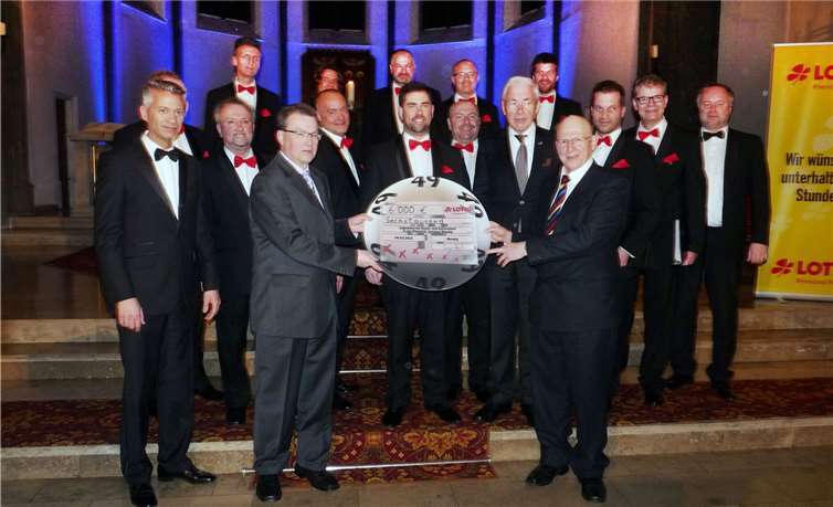 Freudestrahlend nahmen Dr. Robert Diensberg (re.) und Fred Geilen (li.) (Verwaltungsrat St. Cyriakus) einen Spendenscheck über 6.000 Euro von dem Vorsitzenden des Lotto-Stiftungsrates, Gernot Mittler (li.) neben Dr. Diensberg und dem Kapitän der Mainzer Hofsänger, Christoph Clemens (mitte) entgegen. -SF-