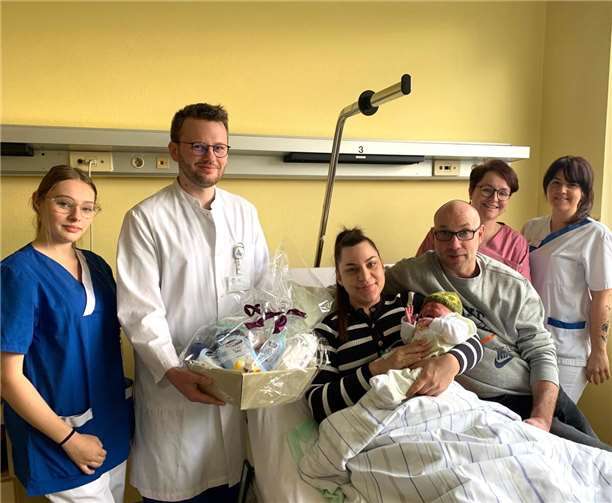 Freudestrahlend nehmen die Eltern des kleinen Felix die Glückwünsche des Teams (von rechts) Gesundheits- und Kinderkrankenpflegerin Carina Kimm, Hebamme Christine, Assistenzarzt Marvin Sims und Pflegeschülerin Mara zum ersten Neujahrsbaby in Koblenz im Kemperhof in Empfang.  Foto: GK-Mittelrhein/Kerstin Macher