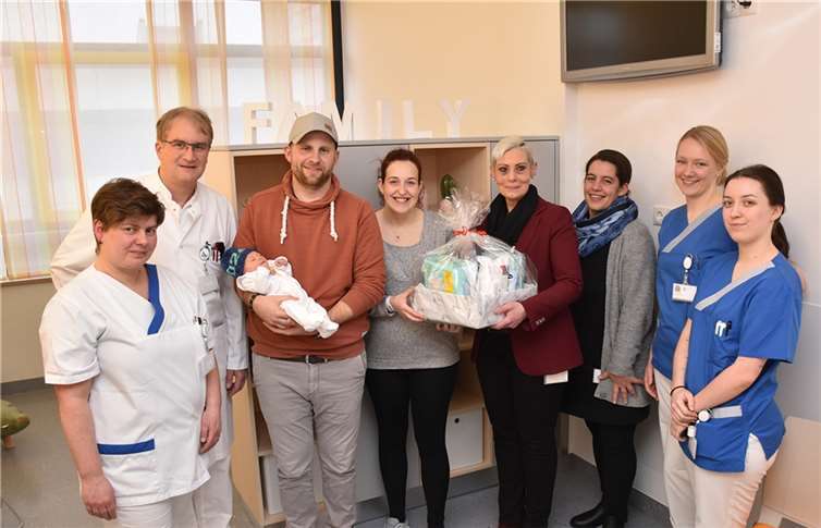 Freudestrahlend nehmen die Eltern des kleinen Finn die Glückwünsche zu ihrem Neujahrsbaby im Kemperhof in Empfang.  Foto: GK-Mittelrhein/Jutta Münch