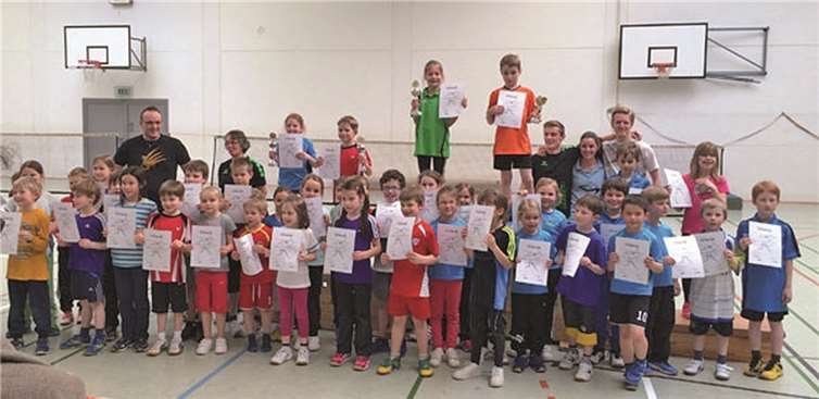 Freudestrahlend präsentierten die Kinder ihre Urkunden. privat