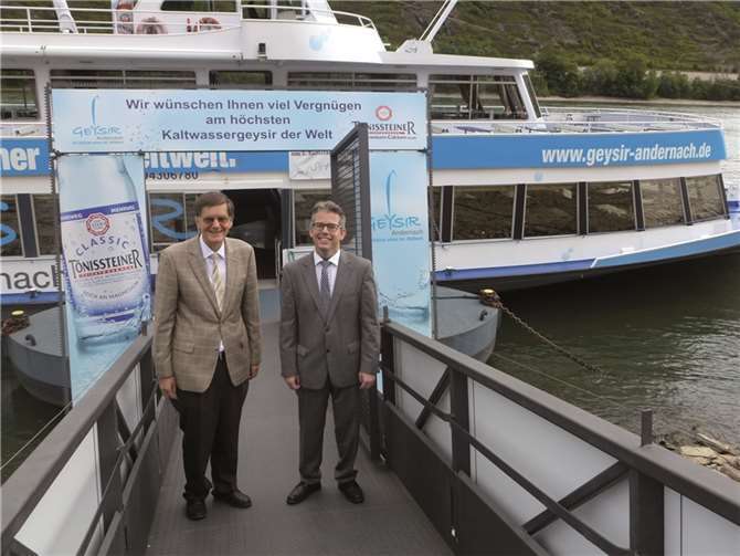 Freudestrahlende Kooperationspartner: Geysir.info gGmbH kooperiert mit Privatbrunnen Tönissteiner Sprudel. privat