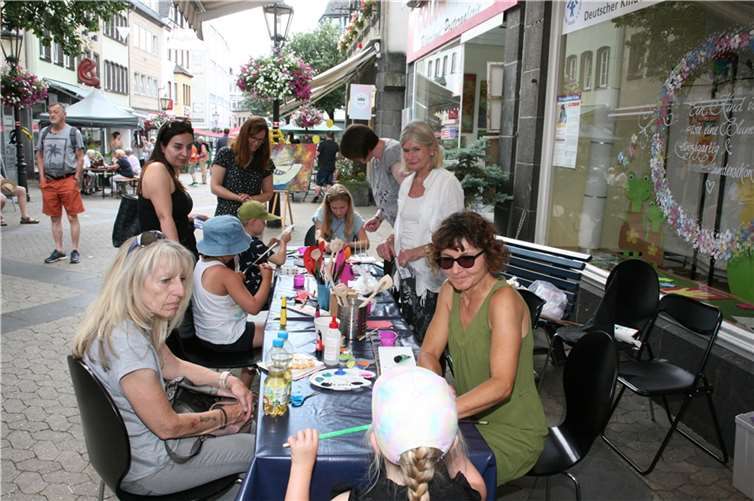 Freudig boten die Damen des Kinderschutzbundes beim Malen und Basteln ihre Hilfe an.