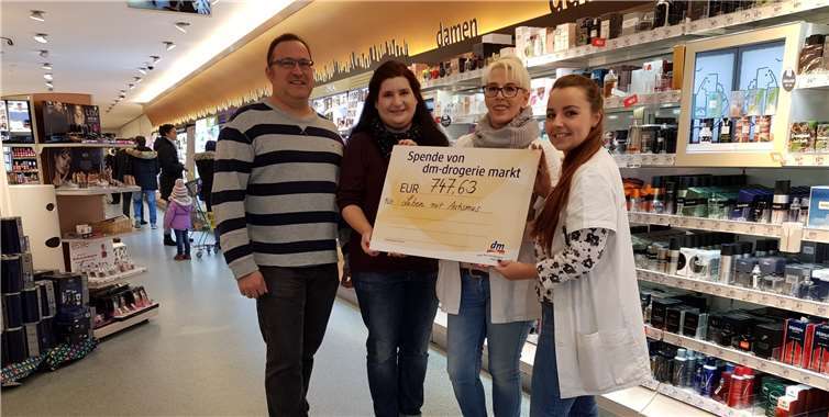 Freudig empfingen Andrea Hupperich und Thomas Röder als Vertreter des Vereins Leben mit Autismus e.V. den Spendencheck der dm-Markt Filiale Ahrweiler in Höhe von 747,63 Euro. Der Spendenscheck wurde von Filialleiterin Lisa-Mari Lenerz übergeben.  Privat