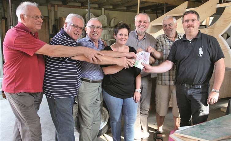 Freudig konnte Heinz-Peter Hoppe 4.600 Euro für den guten Zweck übergeben. STF