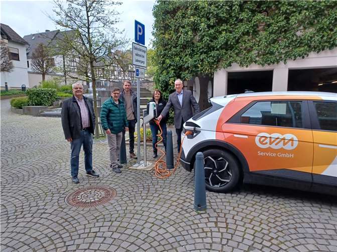 Freudig nahmen Theo Schröder (evm), Hans-Peter Kuhl (VG), Christoph Schott (evms), Karin Feldberg (VG) und der Bürgermeister der VG Vallendar, Fred Pretz, (v.l.n.r) die Wallbox in Betrieb. Foto: Till Müller/ Verbandsgemeinde Vallendar.