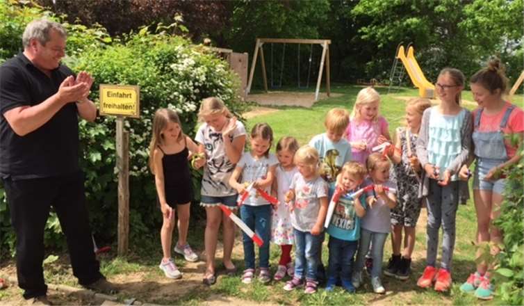 Freudig nahmen die Binninger Kinder den umgestalteten Spielplatz in Besitz. privat