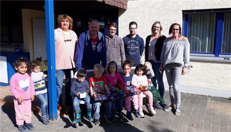 Freudig nahmen die Kinder die neuen Spiele entgegen. privat