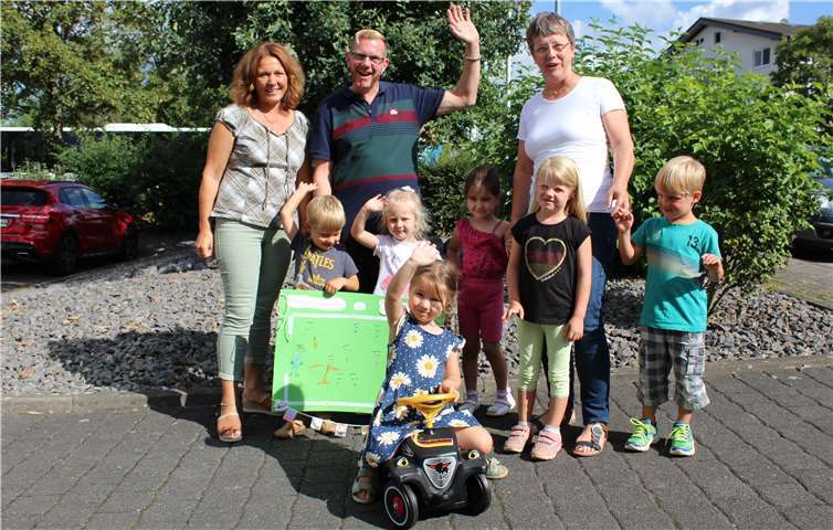 Freudig nahmen nun auch die Kindergartenkinder aus Sinzig ihre Bobby-Car entgegen. -MS-